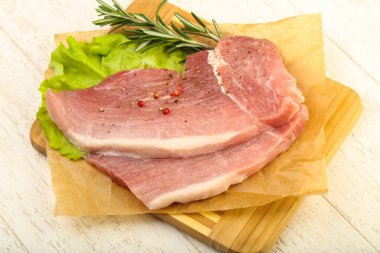 Biber ve baharat ile çiğ domuz eti biftek