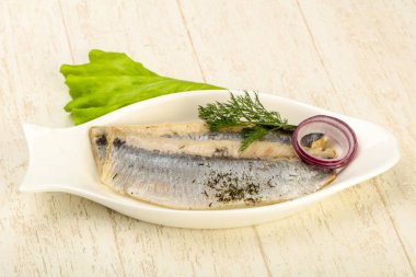 Dereotu ve soğan ile ringa balığı filetosu