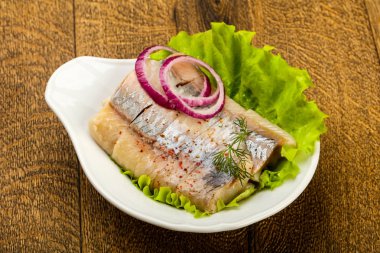 Ringa balığı filetosu dereotu ve soğan dilimlenmiş