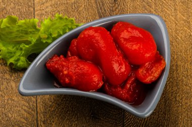 Kase suyu ile soyulmuş domates