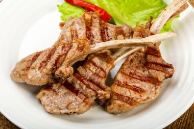 Salata yaprakları servis domates soslu kuzu ızgara