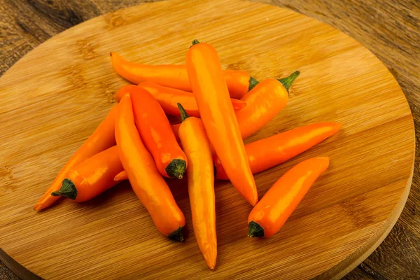 Sıcak sarı biber yığın ahşap arka plan üzerinde