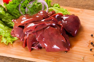 Yemek pişirmek için çiğ tavuk karaciğer