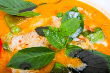 Fesleğen yaprakları ve tavuk ile kırmızı köri