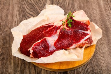 Kekik - yemek için hazır ile ham sığır eti