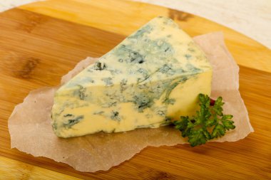 Mavi peynir maydanoz üzerinde ahşap arka plan ile