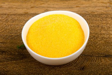 Ham polenta yemek pişirmek için hazır