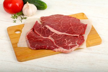 Ham sığır eti biftek yemek için hazır