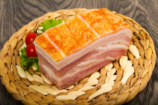 Bacon Cru Sobre Fundo Madeira — Fotografia de Stock