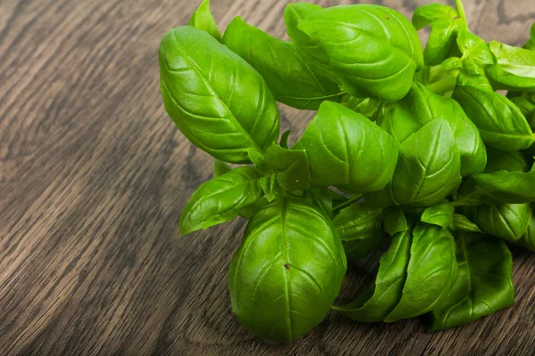 Hojas Albahaca Sobre Fondo Madera — Foto de Stock