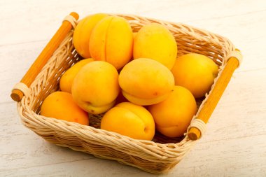 Olgun tatlı kayısı ahşap arka plan üzerinde