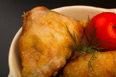 Fırında tavuk budu ve domates.