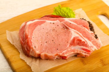 Biber ve tuz yemek pişirmek için hazır çiğ Domuz pirzola