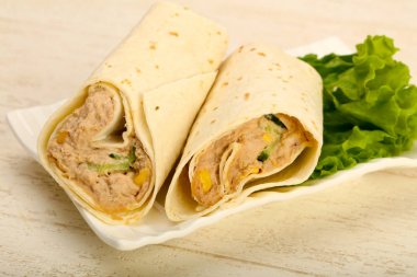 Ton balıklı ekmek rulo salata yaprakları ile
