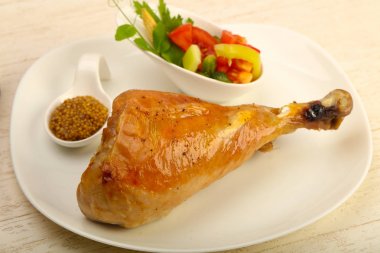 Kızarmış hindi budu salata ile