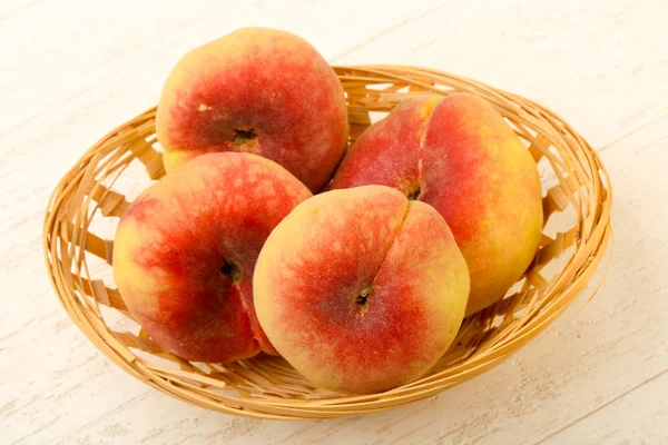 Süße Und Saftige Pfirsiche — Stockfoto