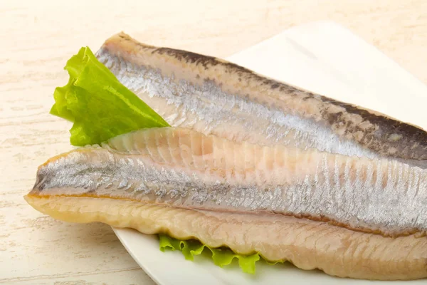 Ringa balığı filetosu salata üzerine bırakır - hazır yemek için