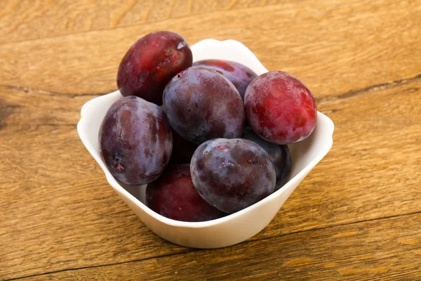 Ripe Bright Plums Bowl — Stock Photo, Image