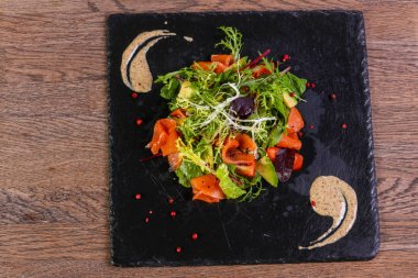 Somon ve fındık soslu avakado salatası