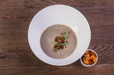 Ekmek arası mantar kremalı çorba.