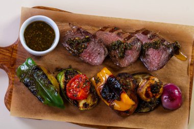 Izgara et ve sebze sos ile