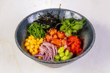 Somon ve sos ile poke