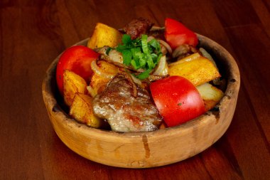 Kavrulmuş domuz eti ve sebze otlar ile