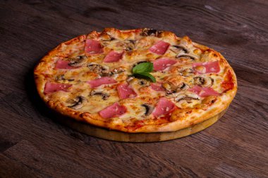 Pizza mantar ve peynir jambon