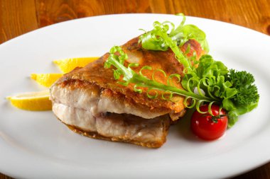 Limon ve otlar pişmiş somon servis