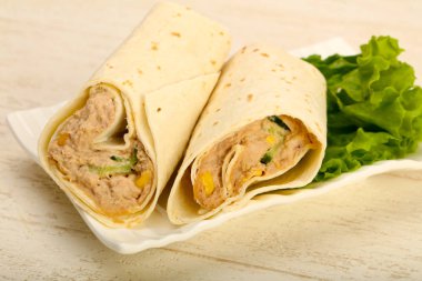 Ton balıklı ekmek rulo salata yaprakları ile