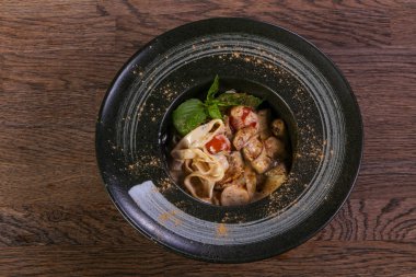 Lezzletli makarna mantar hizmet fesleğen ile