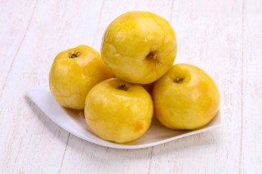 Kabın içinde turşu sarı elma