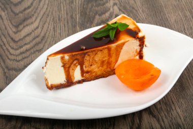 Peynirli kek çikolata ve kayısı ile