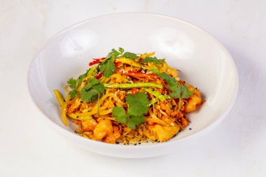 Pirinç noodle ile tavuk ve karides