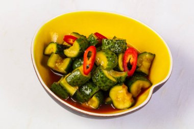 Asya kase içinde salatalık Marine