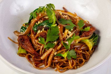 Yumurta noodle istiridye sosu ile