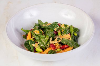 Meyve salatası mushmulla ve otlar