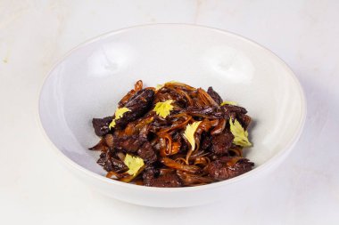 Soba ile sığır eti ve kereviz yaprakları