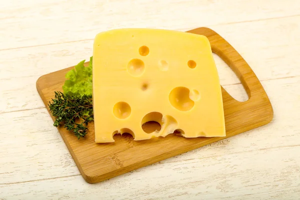 Stück Käse Über Dem Holzteller — Stockfoto