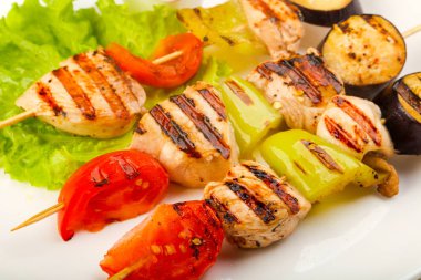 Domates, biber ve patlıcan ile sebze ve tavuk şiş