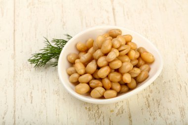 Dereotu şubesi ile kasede beyaz börülce