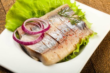 Ringa balığı filetosu dereotu ve soğan dilimlenmiş