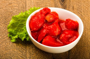 Kase suyu ile soyulmuş domates