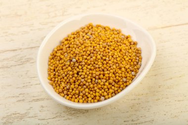 Hardal tohumu kase ahşap arka plan üzerinde