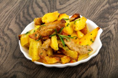 Domuz etli kızarmış patates, biberiye.