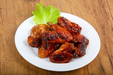 Teriyaki soslu tavuk kanadı.