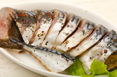 Scomber ahşap arka plan üzerinde füme