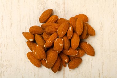 Badem fındık yığın ahşap arka plan üzerinde