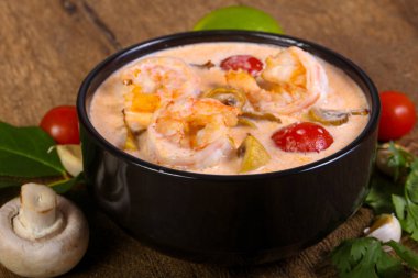 Karidesli geleneksel Tom Yam çorbası.