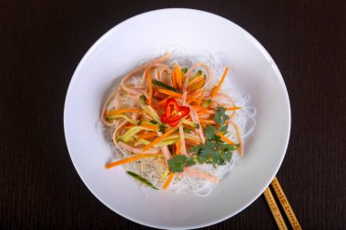 Salata vith şehriye, pastırma ve sebze